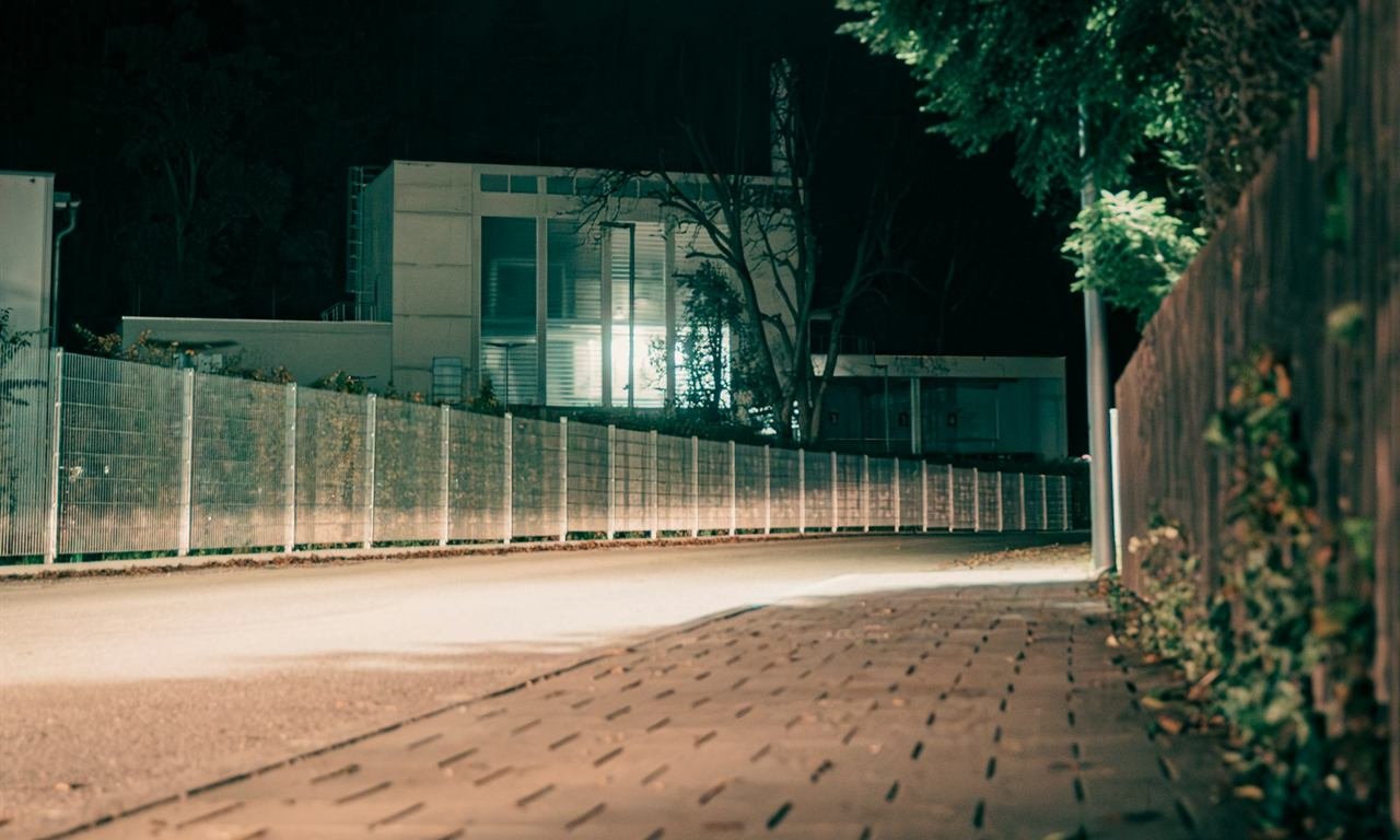 Perímetro vallado de una instalación iluminado de noche (imagen de referencia)