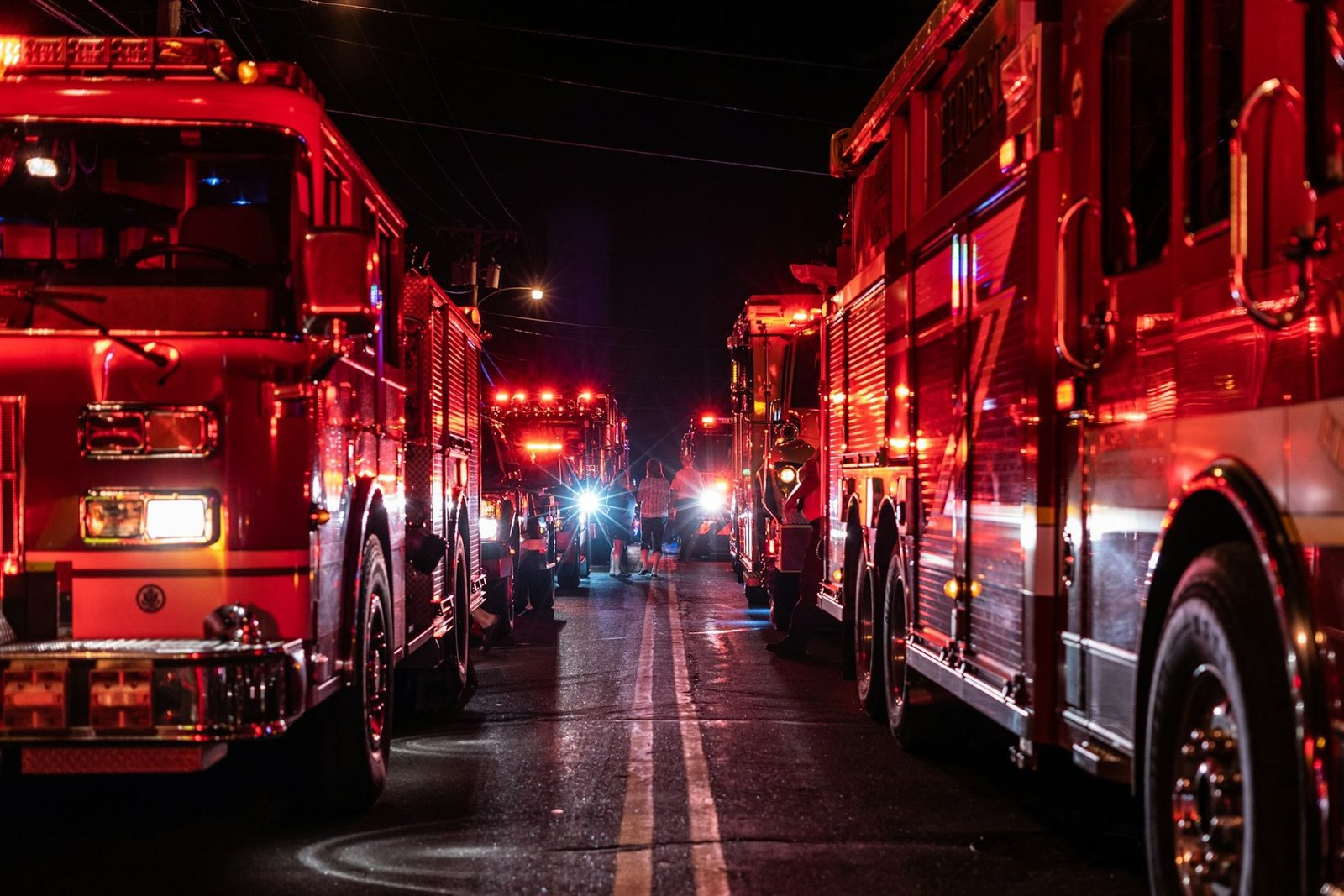 Vehículos de emergencia con las luces encendidas de noche