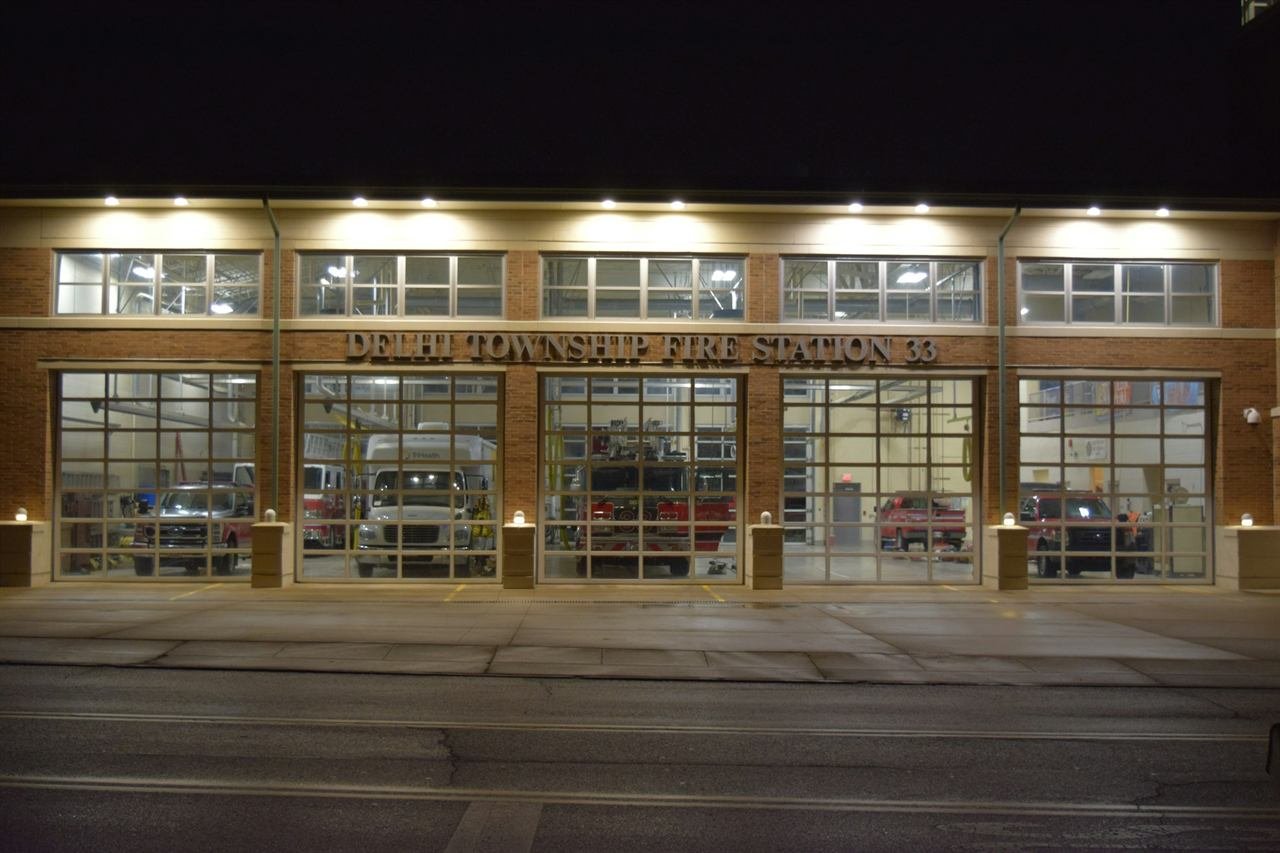 Parque de bomberos iluminado de noche